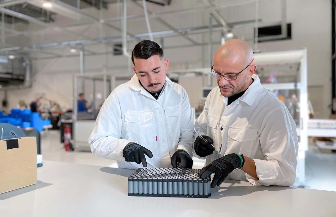 Technicien travaillant sur une batterie lithium