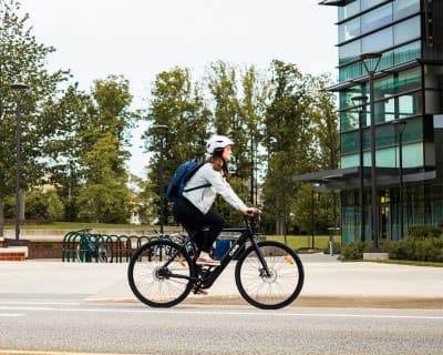 Homme sur un scooter électrique